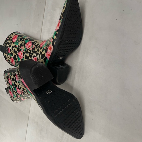 Nomad rubber boots ! Very classy way to walk in the rain ! - Picture 4 of 6